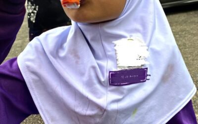 Anak siapa suka melukis kat tudung? Haha, ni pemandangan biasa di sekolah.