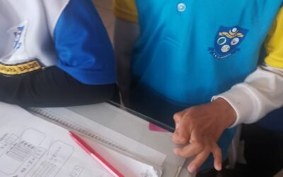 Aku minat betul borak dengan murid masa tanda buku mereka