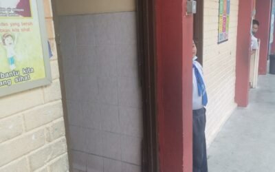 Berjalan dari surau nak ke bilik guru, lalu depan tandas lelaki.