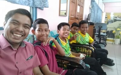 Masa aku duduk rehat seketika menunggu kelas, pintu bilik guru dibuka.
