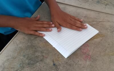 Masuk kelas semalam, dua orang murid ralit melipat kertas.