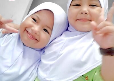 si-comel-bertudung