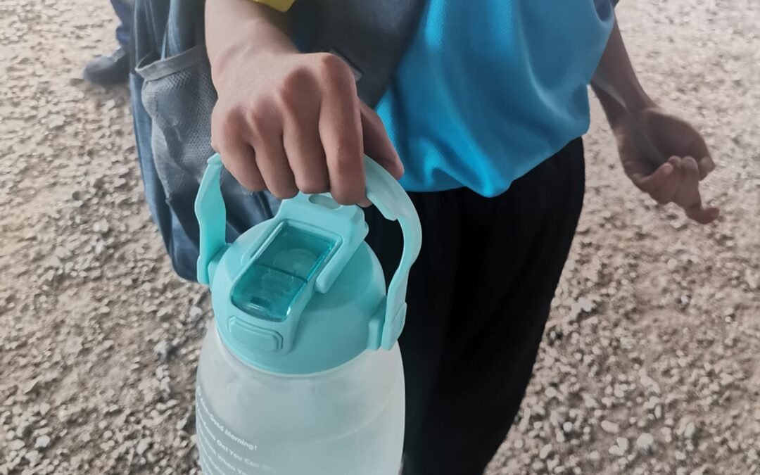 Bagus banyak dah bawa air masak dalam botol besar ke sekolah musim panas ni.