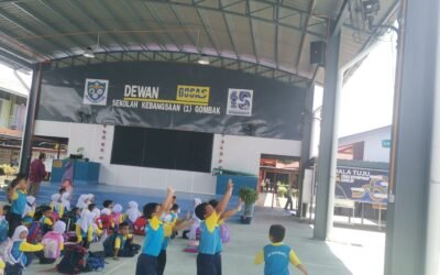 Datang tengahari tadi, tengok murid-murid Tahun 1 kemain gembira merasa percikan halus air dari kipas.
