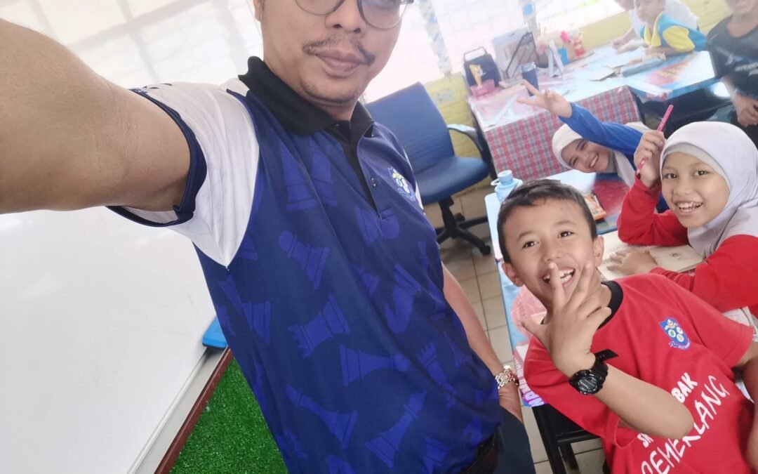 Eh, kat baju cikgu ada gambar chess.