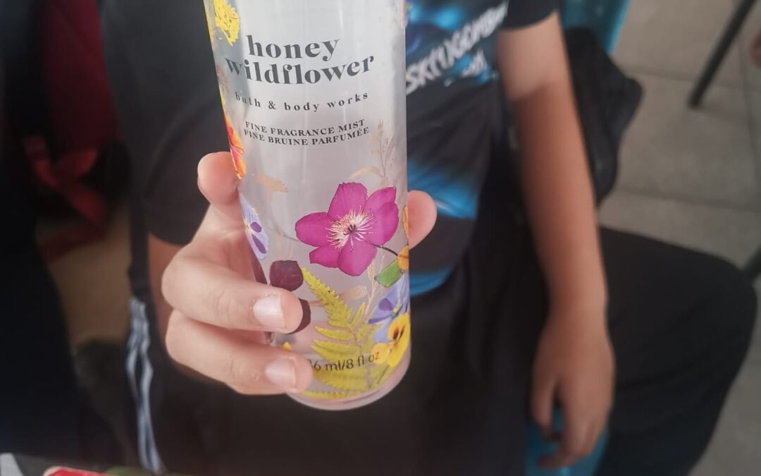 Masuk kelas, bau wangi bukan main satu kelas