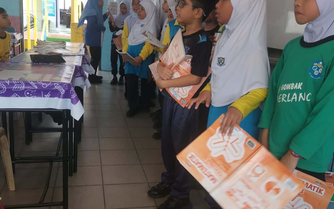 Semua murid bawa buku aktiviti dan beratur kat depan