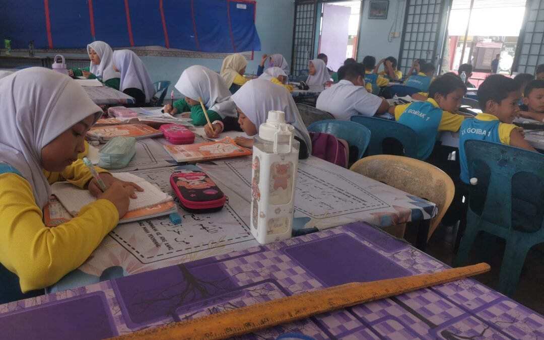 Awal-awal dulu aku hairan, kenapa bila tiba hari Isnin murid-murid macam tak nak aku masuk kelas mereka.