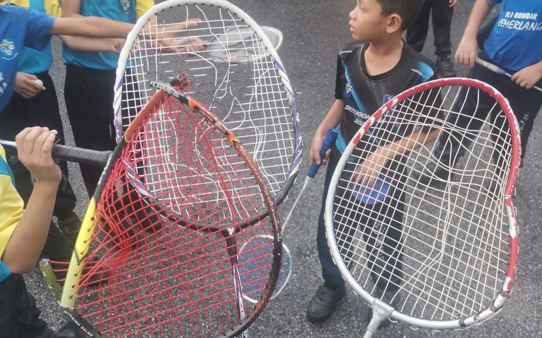Beginilah keadaan sebahagian raket yang ada dalam stor sukan sekolah.