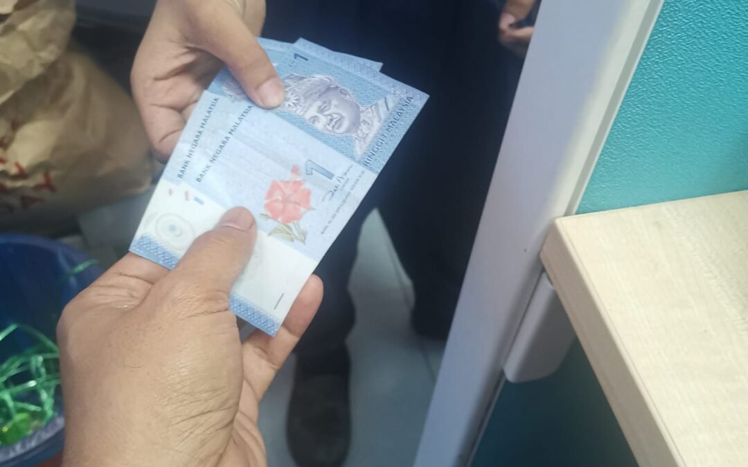 Antara rutin harian cikgu. Bagi duit belanja pada murid