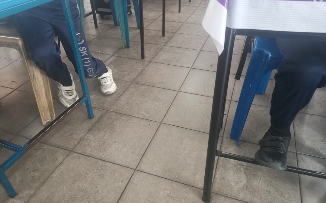 Semalam masuk satu kelas ni perasan dua murid pakai kasut putih.