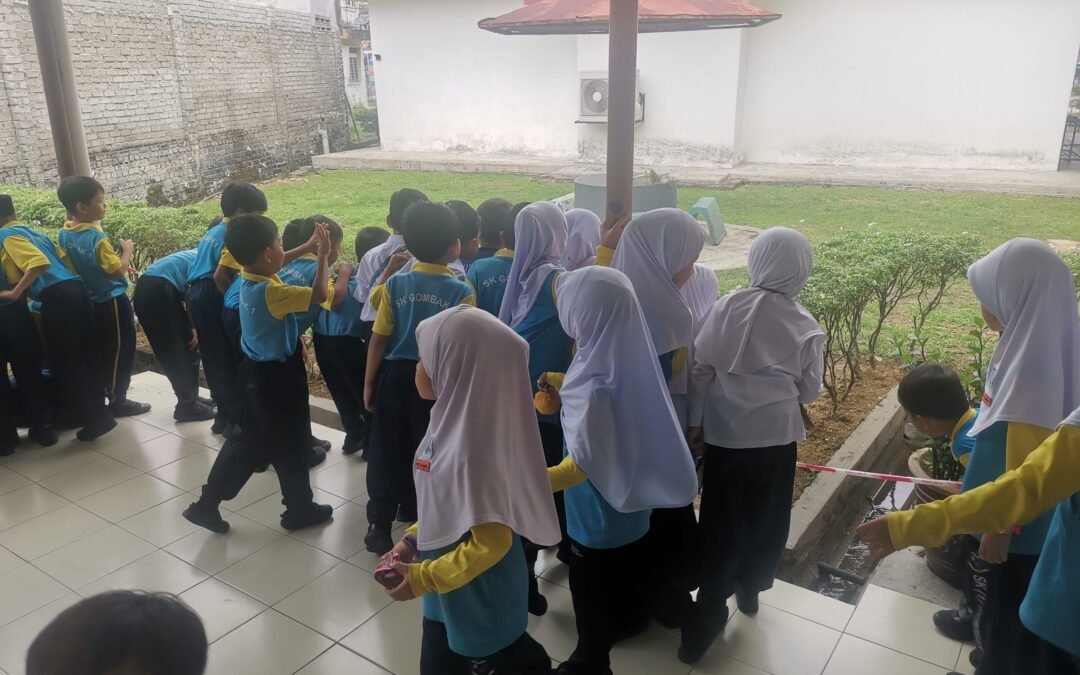 Murid Tahun 1 Berkerumun Tepi Longkang.
