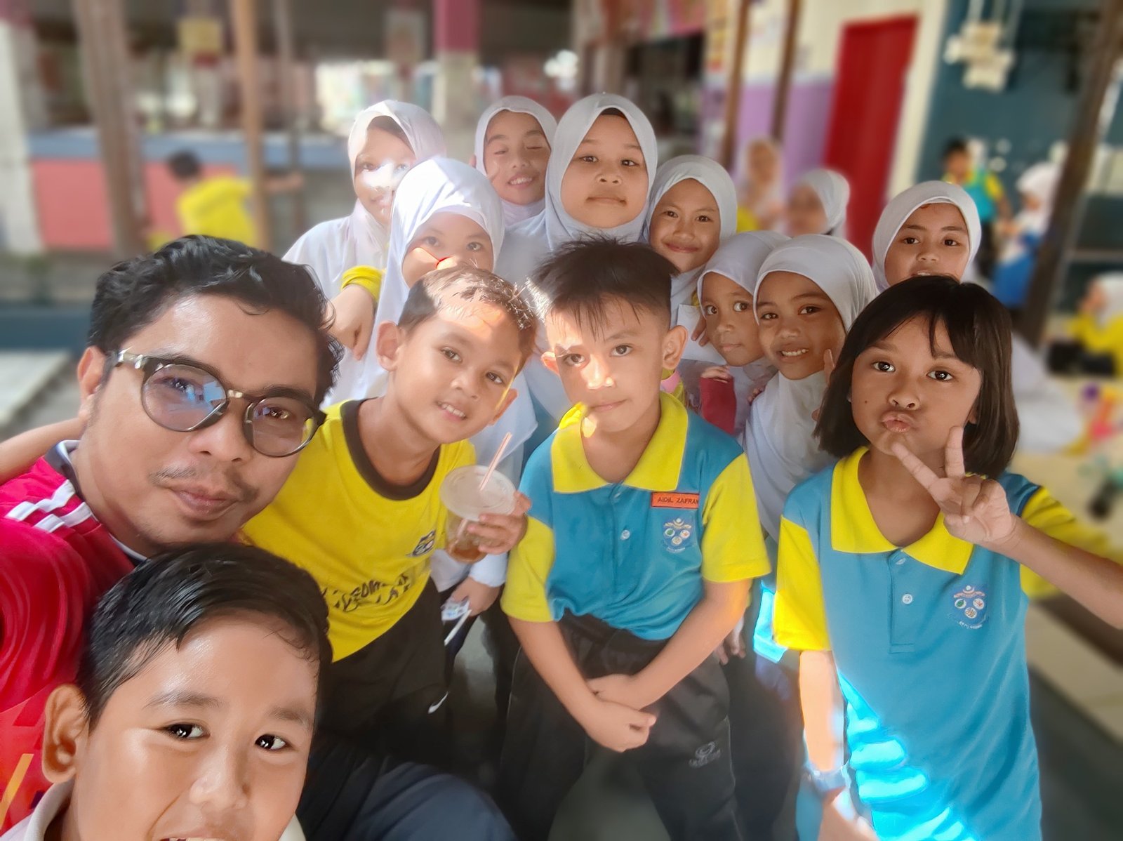 Cikgu garang mengajar dengan ikhlas di dalam kelas, murid mendengar dengan hormat Cikgu garang mengajar dengan ikhlas di dalam kelas, murid mendengar dengan hormat